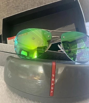 Estuche protector para gafas de sol Prada con caja Foto 1 de 4