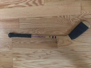 Mini palo vintage de los Chicago Blackhawks de la NHL 24" madera de recuerdo con cinta - Imagen 1 de 4