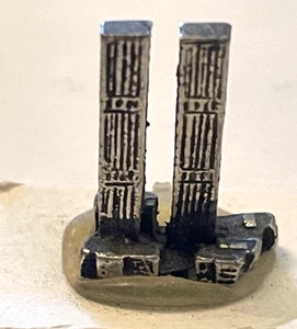 Réplica miniatura vintage de torres gemelas - 3/4" de alto - Imagen 1 de 3
