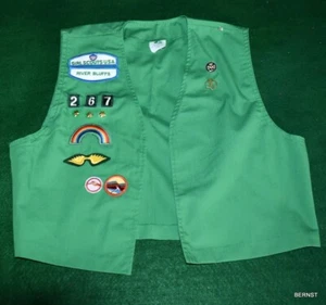 GILET VINTAGE RAGAZZA SCOUTUNIFORME CON SPILLE E TOPPE - Foto 1 di 4
