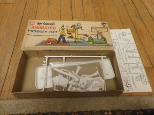 Vintage 1965 Original MPC Rube Goldbergs Baby Feeder Plastikmodell mit Box - Bild 1 von 6
