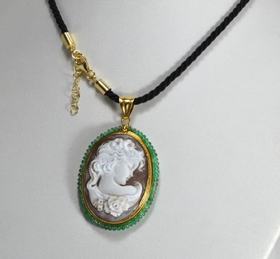 CIONDOLO  ARGENTO 925 DORATO CAMMEO SARDONICO  SMERALDI  + LACCIO      AGDV 0251 - Immagine 1 di 4