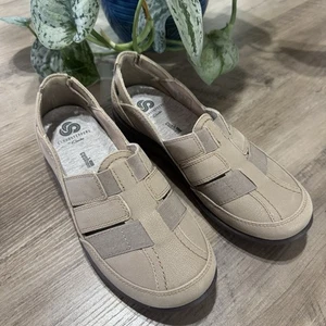 NEW Clarks Cloudsteppers Sillian Stork Sandals Slip On Shoes Women's Sz 6 M Tan - Picture 1 of 5