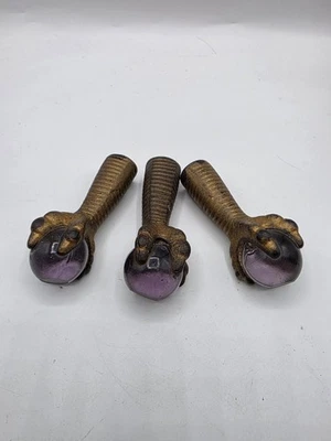 Antiguo juego de 3 patas de garra de hierro fundido con bolas de vidrio púrpura uranio Foto 1 de 4