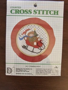 Gezählter Kreuzstich Bär im Schlitten mit Rahmen Designs für die Nadel Neu - Bild 1 von 4