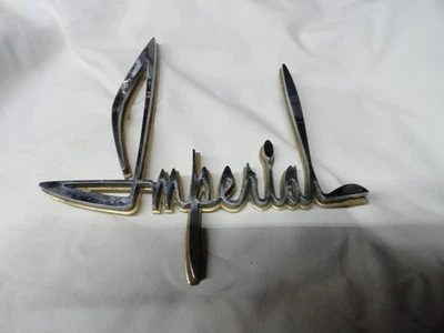 Chrysler Imperial Script 1961, 1962, 1963 con respaldo amarillo Foto 1 de 4
