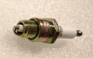 Candela NGK BPR6HSA HONDA SH VISION 50 PASSO CORTO SENZA NOTTOLINO 2PZ - Foto 1 di 3