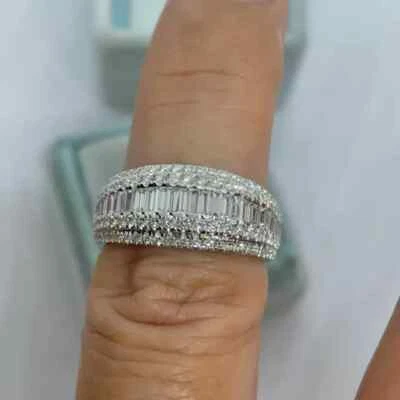 Anillo de compromiso con banda de moissanita natural baguette de 2,00 quilates enchapado en oro blanco de 14 quilates Foto 1 de 4