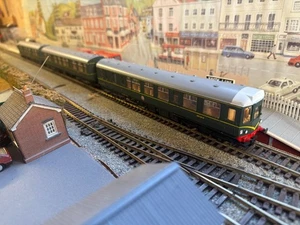 HORNBY 'OO' GAUGE R687 CLASS 110 BR GREEN 3 CAR DMU SPEED WHISKERS UNBOXED ! - Foto 1 di 6