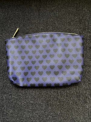 Usado en Excelente Condición Bolso Ipsy Púrpura Glam Con Corazones Negros Noviembre 2018 Bolsa de Maquillaje 5" X 7.25" Foto 1 de 4