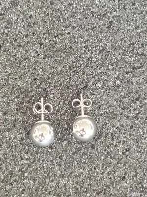 Aretes redondos de oro blanco de 14k de oro eterno de 0,7 gramos. Foto 1 de 4