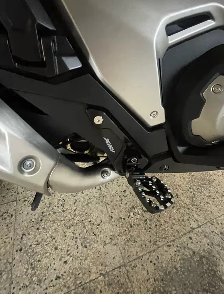 Pedane Poggiapiedi Regolabili Honda X-ADV 750 - 2021 2022 2023 2024 2025 - Immagine 1 di 3
