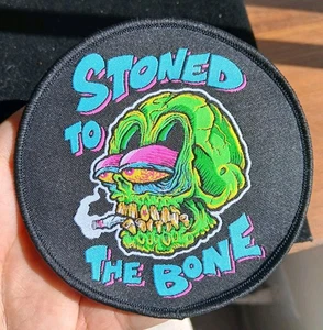 Parche tejido Stoned to the Bone - 4" redondo 420 marihuana humo  - Imagen 1 de 3