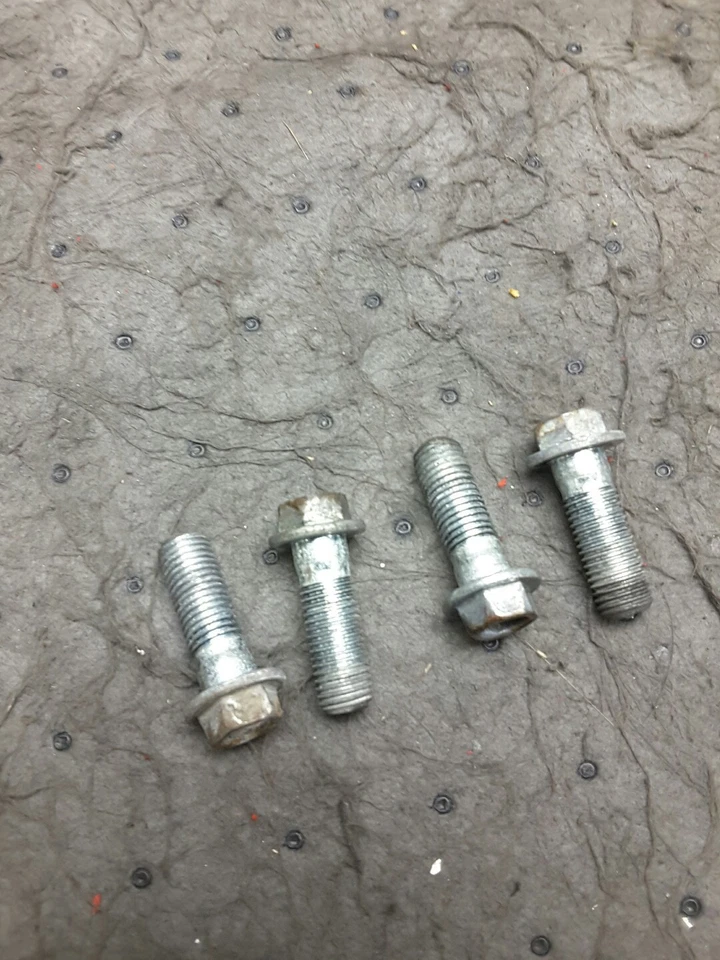 Suzuki GSXR 600 1997 subchasis pernos OEM Foto 1 de 1