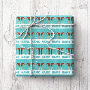 Papel de envolver personalizado con nombre de pies de elfo de Navidad (rojo) - 2 hojas - Imagen 1 de 1