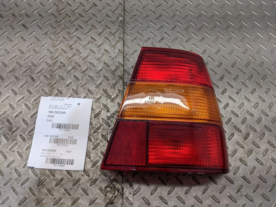 Lanterna traseira direita do passageiro sedã montagem na carroceria compatível com 91-95 VOLVO 940 1155907 - Imagem 1 de 4