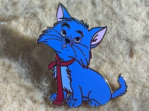 K12-45 DISNEY PIN - ARISTOCATS BERLOIZ CAT - 2002 - NEW - Picture 1 of 2