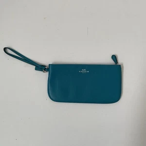 Coach Wristlet Pebbled Teal Leather Logo Zip Pockets EUC - Picture 1 of 9