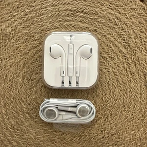 Classic Wired Apple Earbuds +Mic New! iPhone 2G 3 3G 4 4S - OEM Earbuds 2 Pair - Picture 1 of 11