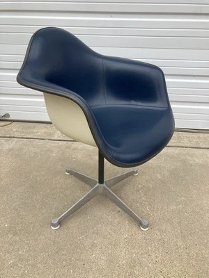 Silla de fibra de vidrio Herman Miller años 70 Eames Mid Century moderna Foto 1 de 4