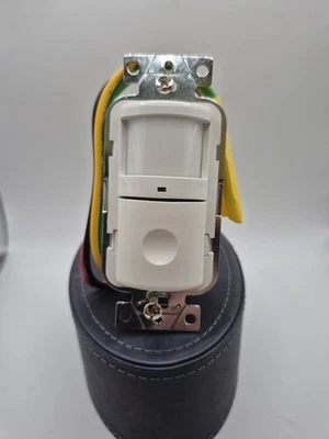 HUBBELL Wall Switch WS2000W Motion Sensor 120-277V AC White - Image 1 of 3