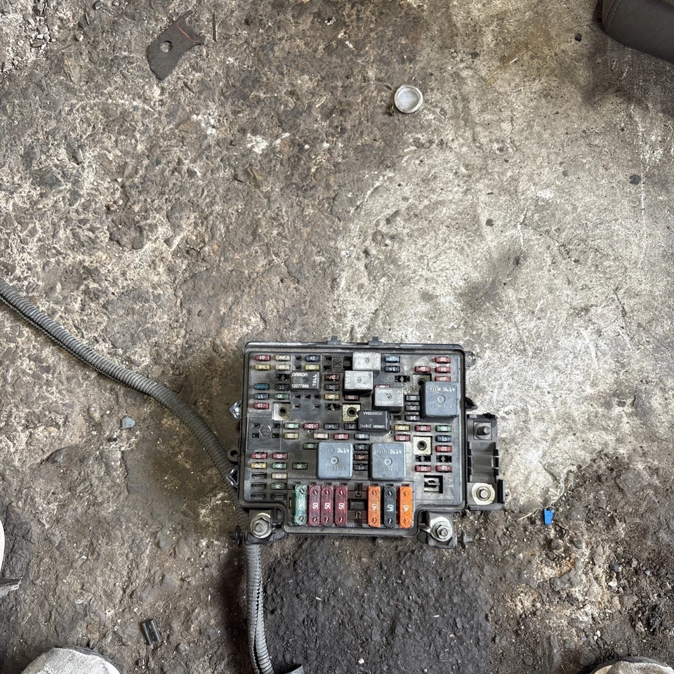 GMC Suburban 1999-2002 5,3 2x2 caja de relé de fusibles Tahoe Foto 1 de 1