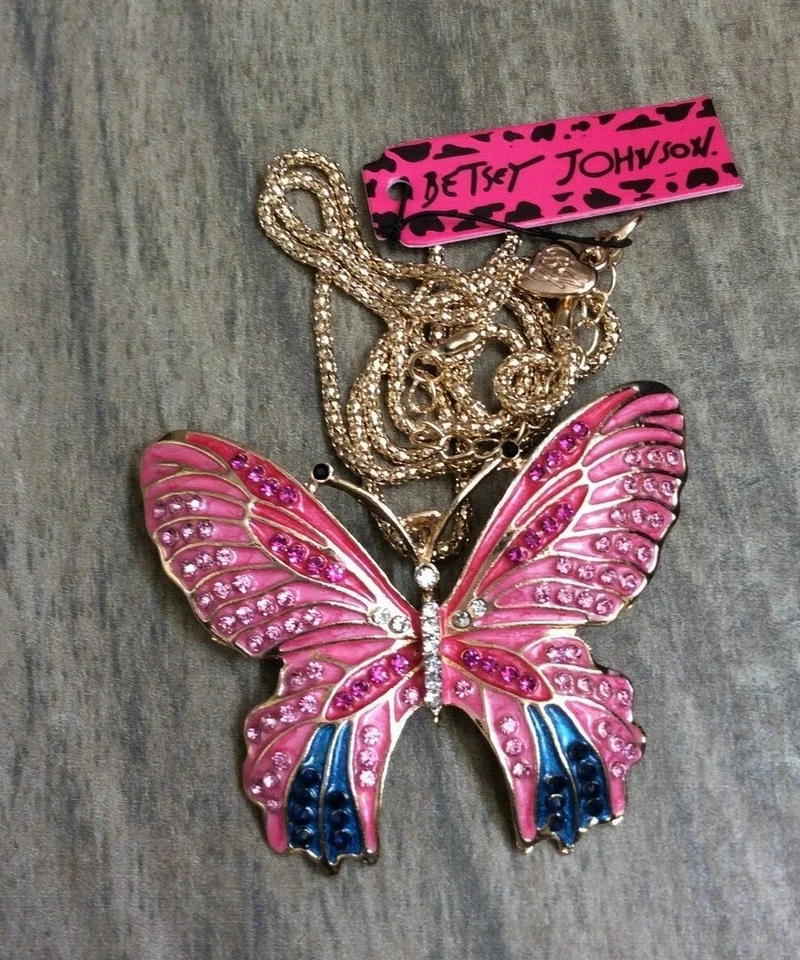 Pingente de borboleta de cristal rosa e azul Betsey Johnson em um longo colar de ouro novo - Imagem 1 de 1