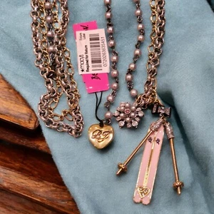 NEU seltene Betsey Johnson lange geschichtete Halskette mit Verlängerung rosa Ski Skistöcke - Bild 1 von 11