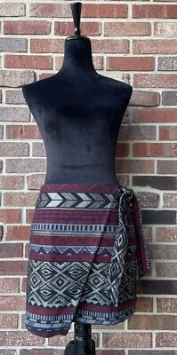 Falda Express Para Mujer Talla 4 Negra Roja Metálica Jacquard Envoltura Mini Tribal Azteca Foto 1 de 4