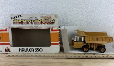 Remolque cosechadora internacional Ertl Mighty Movers 1852 1:64 350 fundido a presión con caja Foto 1 de 4