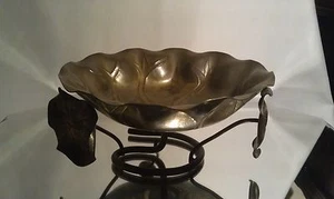 Art Nouveau almohadilla de lirios con brote y pergamino de hoja abajo con pátina envejecida  - Imagen 1 de 3