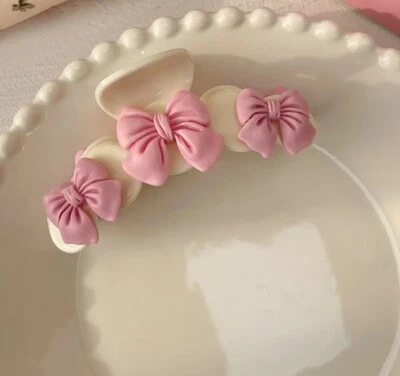 Arcos blancos y rosas estilo curvo resina y garra acrílica Foto 1 de 2