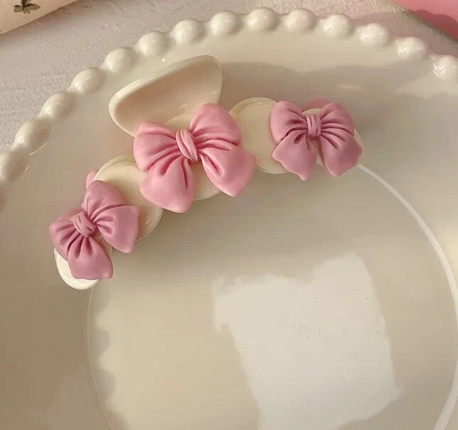 Arcos blancos y rosas estilo curvo resina y garra acrílica Foto 1 de 2