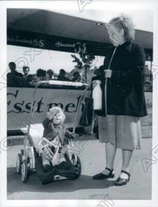 1953 DDR Mama holt Milch von Westberlin Verkäufer Pressefoto - Bild 1 von 2