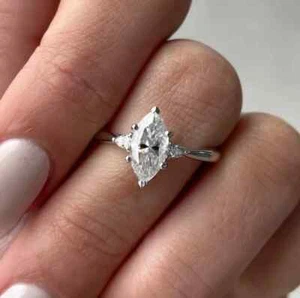 Anillo de boda de plata de ley de tres piedras de moissanita corte marquesa para su pareja - Imagen 1 de 6