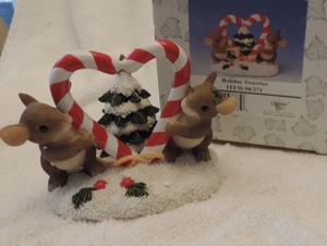 Topi Enesco Charming Tails "HOLIDAY SWEETIES" NUOVI CON SCATOLA CON CANNE DI CARAMELLE A FORMA DI CUORE - Foto 1 di 1