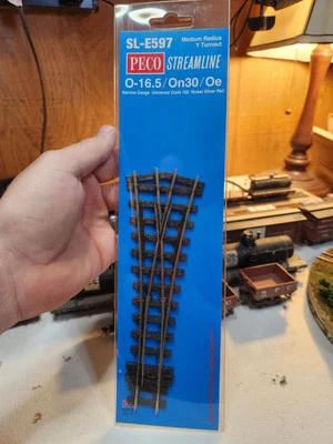 Peco SLE597 Steamline On30 Medium Radius "Wye" Turnout Electrofrog Code 100 - Image 1 of 4