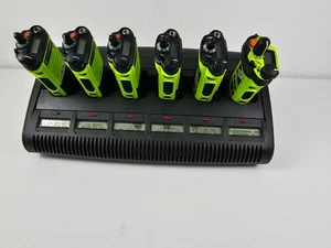 Motorola NNTN7072A Caricabatteria 6 banchi con display per APX6000 APX7000 APX8000 - Foto 1 di 8