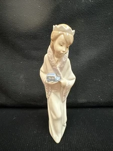 Lladro Figurine from Nativity Scene- Crowned Queen Wearing Robe w/toy 8” Rare - Picture 1 of 7
