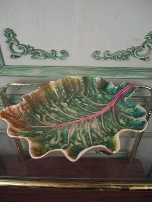 Plat en barbotine en forme de feuille de salade - Photo 1/3