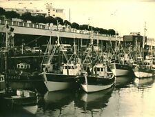 Photo ancienne port de pêche bateaux à quai ?