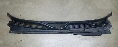 1999-2007 Silverado Tahoe Sierra Yukon Avalanche Wiper Cowl Panel OEM. 15047072 - Image 1 of 4
