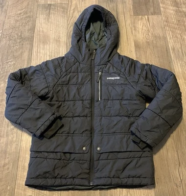 Chaqueta Patagonia Pine Grove con Capucha Cremallera Completa Piedra Negra Niños Pequeña (7-8) Foto 1 de 4