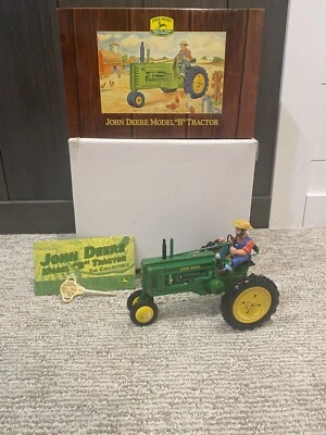 Franklin Mint John Deere Model "B" Tractor New in Box - Image 1 of 4
