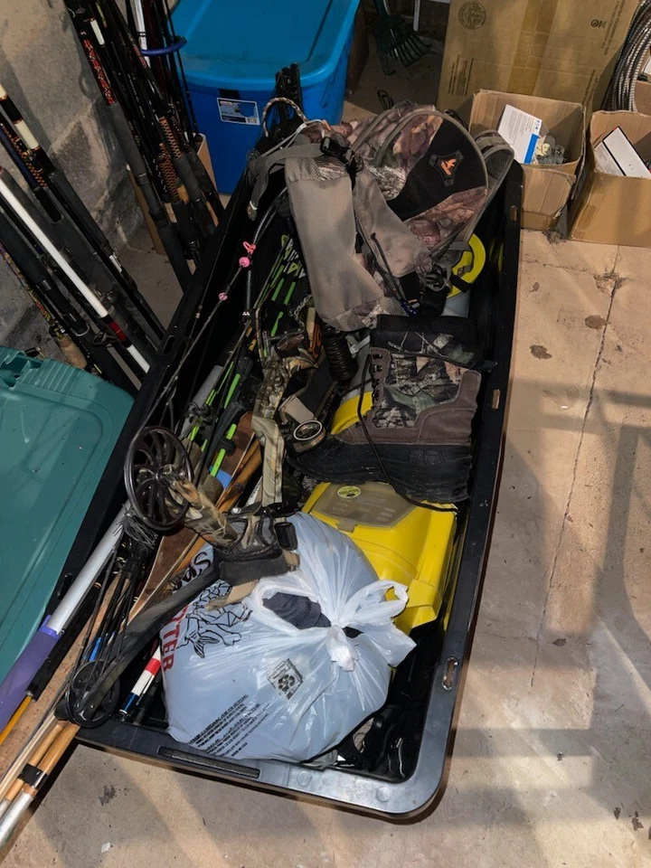 2 contenedores de suministros de caza. Ropa, Accesorios Botas 8/9 Etc. Hombre XL  Foto 1 de 2