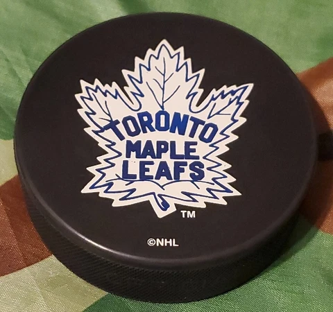 TORONTO MAPLE LEAFS NHL VINTAGE LICENSED PUCK INGLASCO & VEGUM MFG. MADE IN 🇸🇰 Cover