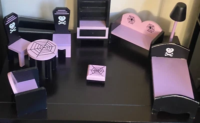 Lote de 10 piezas de muebles de madera para muñecas Monster High Foto 1 de 4