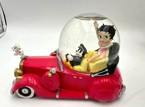 Betty Boop Cruising im Roadster Style Auto Schneekugel schwer zu finden Oldtimer 1997 - Bild 1 von 8