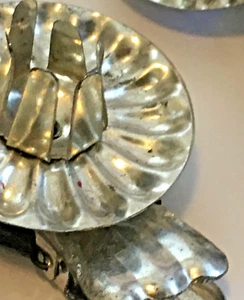 VINTAGE SILVER TONE METAL PINECONE 12 HOLDERS CHRISTMAS HOLDERS - Picture 1 of 2