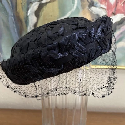 Sombrero Pastillero De Colección Años 60 Para Mujer Azul Marino Rafia/Paja Con Velo de Red Foto 1 de 4